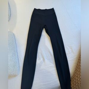 437 V leggings size small